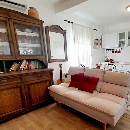 Dida Roko, Rustikalni Apartman S Terasom Kaštela Exterior foto
